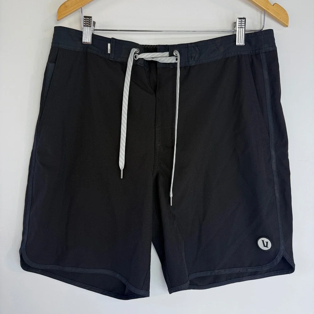 Vuori Cruise Boardshort Mens 32 Black Camo V314 Hybrid 4-Way Stretch Swim Trunks